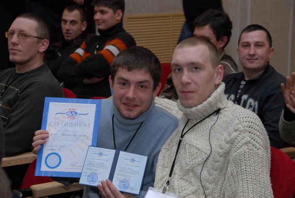 Счастливые обладатели квалификационных удостоверений и сертификатов