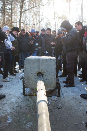 Демонстрация работы пневмомолота Unihammer на примере дробления бетонного блока