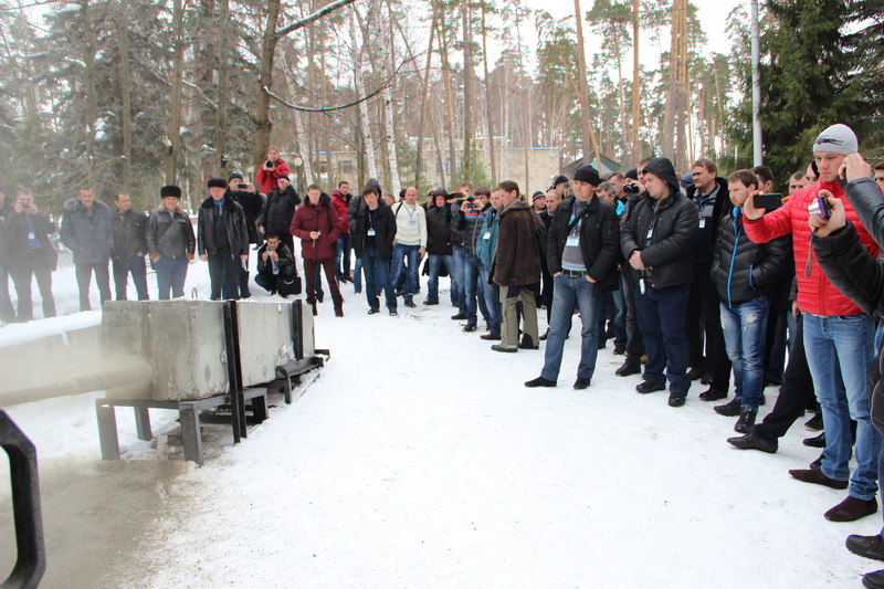 Демонстрация оборудования UNIHAMMER на примере дробления бетонного блока